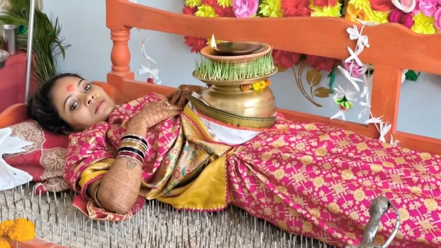 यूपी में लोहे की कीलों पर लेटकर मां दुर्गा की अनोखी पूजा, तपस्या देखने दूर-दूर से आ रहे लोगों का तांता
