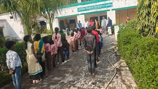 खेरागढ़ के सरकारी स्कूल में बिना यूनिफार्म के पढ़ने पहुंचे बच्चे।