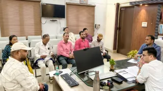 विभिन्न राजनीतिक दल के प्रतिनिधियों के साथ बैठक करते सदर एसडीएम चंदन कुमार झा सहित अन्य अधिकारी: जागरण