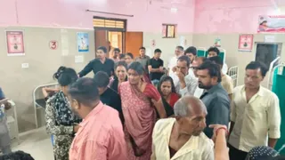 सामुदायिक स्वास्थ्य केंद्र में पहुंचे मरीज व परिजन।