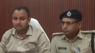 ट्रैफिक व्यवस्था और सुरक्षा का जायजा लेते पुलिस-प्रशासनिक अधिकारी।