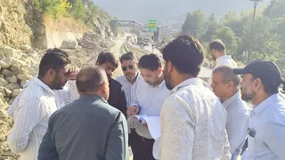 एनएचएआई के नए परियोजना निदेशक मंडी आकाशदीप सिंह फोरलेन निर्माण कार्य की डिजाइन की जांच करते हुए।