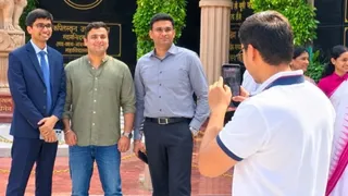 लोक सेवा आयोग में पीसीएस के साक्षात्कार के दौरान अभ्यर्थी। जागरण