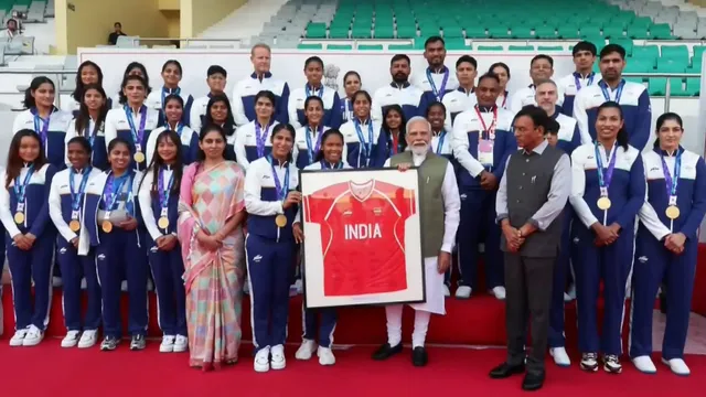 एशियन गेम्‍स 2026 में पदक जीतने वाले भारतीय एथलीट्स से मिले प्रधानमंत्री नरेंद्र मोदी, महिला क्रिकेट टीम ने पीएम को दिया 'सरप्राइज'