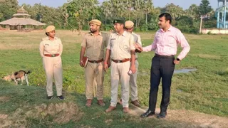 पीरपैंती में सुंदरपुर कृषि पोखर का निरीक्षण करते वन प्रमंडल पदाधिकारी आशुतोष राज व वन विभाग की टीम।