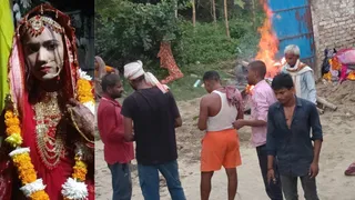 गुंजा कुमारी (फाइल फोटो) l व ससुराल में दरवाजे पर विवाहिता का शव जलाते मायके वाले l जागरण