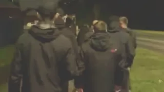 भारतीय छात्र को रोकते ग्रुप के सदस्य।