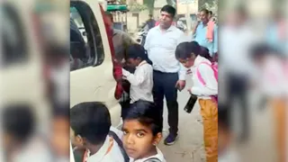 ई-रिक्शा पर सीज करने की कार्रवाई के दौरान बाहर खड़े बच्चे