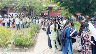 छात्रवृत्ति फॉर्म के लिए लाइन में लगे छात्र-छात्राएं