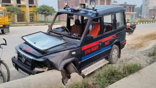 चंदौली में पुलिस पर हमला कर भागे शराब तस्कर, ट्रेलर से भारी मात्रा में शराब बरामद।