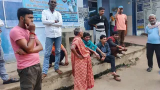 पोस्टमार्टम हाउस के बाहर पीड़ित स्वजन व ग्रामीण