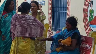 नवजात की मौत के बाद गमजदा स्वजन।