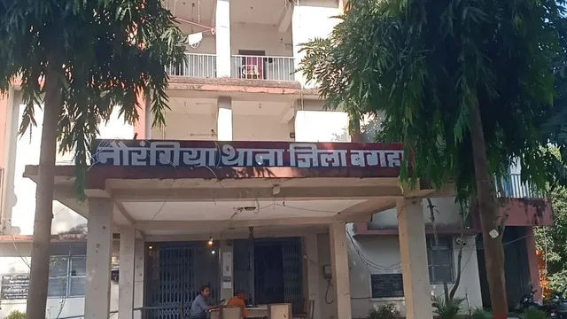 बिहार के बगहा में छापामारी करने गई पुलिस टीम पर हमला, पत्थरबाजी कर शराब तस्कर को छुड़ाया; 5 पुलिसकर्मी घायल
