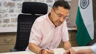 पदभार ग्रहण करते कलेक्टर आदित्य सिंह।
