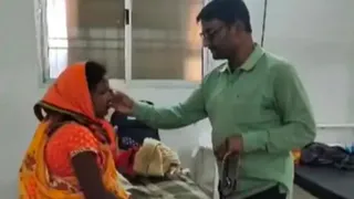 बालाघाट में महिला का उपचार करता फर्जी डॉक्टर सुनील सिंह उर्फ शिवकुमार पांडेय। (फाइल फोटो)