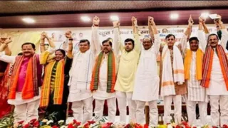 बैठक में एकजुटता दिखाते हुए एनडीए नेता। फोटो सौ :भाजपा