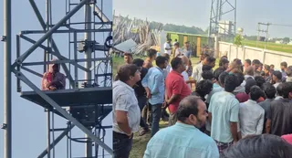 टावर पर बैठी युवती व नीचे जुटी भीड़। जागरण