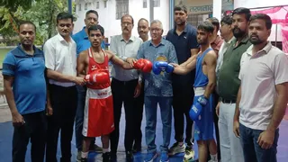 कैलाश प्रकाश स्पोर्ट्स स्टेडियम में आयोजित प्रदेश स्तरीय बॉक्सिंग प्रतियोगिता के दौरान पहुंचे बीएफआइ महासचिव प्रमोद कुमार युगल (मध्य में)।