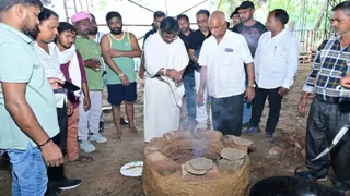 नेमरा में भोजन पकाने के लिए हेमंत सोरेन ने खुद जलाया चूल्हा।