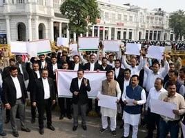 'कॉकरोचों' के प्रदर्शनों से त्रस्त व्यापारी पहुंचे दिल्ली हाई कोर्ट ( एआई जेनरेटेड इमेज )