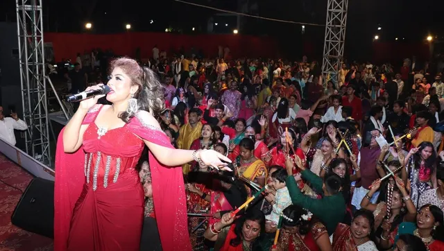 धालभूम क्लब में सजी सतरंगी शाम: मां दुर्गा की भक्ति और बॉलीवुड गानों पर जमकर झूमी लौहनगरी, 'जागरण डांडिया' ने जीता दिल