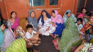 नशे से मरने वाले युवक के परिजन विलाप करते हुए।