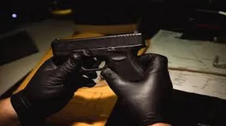 आरोपितों से ग्लॉक समेत 10 पिस्टल बरामद की हैं।