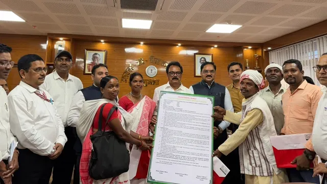 अब गांव वाले खुद करेंगे जंगल की रखवाली और प्रबंधन, गुमला के लोहड़ी गांव को मिला CFRR अधिकार
