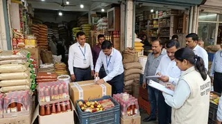 पवित्रा ट्रेडर्स से मिलावटी सॉस और मसाले जब्त ( एआई इमेज )