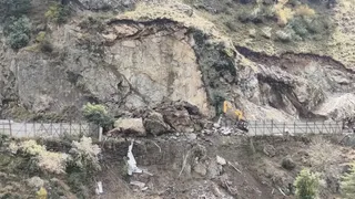 राजरवानी में भारी भूस्खलन से सड़क क्षतिग्रस्त।
