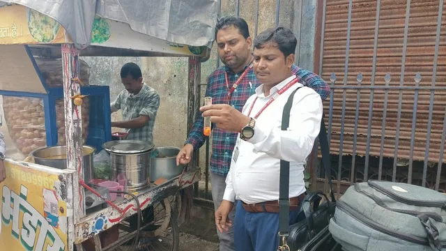 कोडरमा में खाद्य सुरक्षा विभाग की बड़ी कार्रवाई, एक्सपायरी जूस और खराब ब्रेड बरामद; 60 किलो मोमो जब्त
