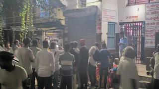 निजी अस्पताल के बाहर हंगामा करते हुए परिजन। जागरण