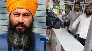 परविंदर सिंह झोटा और घटना के समय अश्विनी कुमार हाथ में पिस्तौल पकड़े हुए।