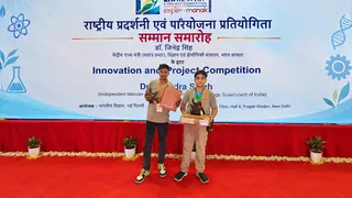 पुरस्कार के साथ पूरव जैन व अन्य। जागरण
