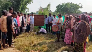 इटकी थाना अंतर्गत पुरियो पंचायत के हरमू सालोटोली गांव में प्रवेश द्वार पर बोर्ड लगाते ग्रामीण।