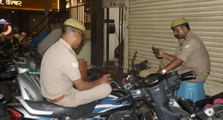 लखनऊ से आई टीम ने गोपी गली स्थित सोना-चांदी गलाने वाले प्रतिष्ठान के देर शाम तक खंगाले दस्तावेज। जागरण