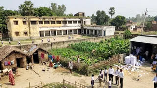 स्कूलों की जमीन पर अवैध कब्जा (एआई जेनरेटेड तस्वीर)