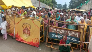 पुलिस प्रशासन द्वारा शाकंभरी देवी जाने से रोके गए श्रद्धालुओं की भीड़। जागरण