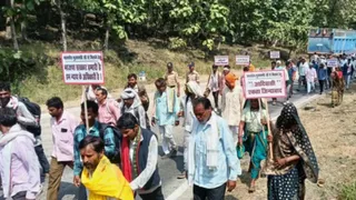 सीहोर से पदयात्रा लेकर निकले आदिवासी परिवार।