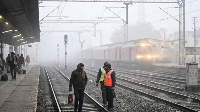 उत्तराखंड में सर्दियों में धुंध से बिगड़ेगी ट्रेनों की चाल, रेलवे ने दिसंबर से फरवरी तक दर्जनों ट्रेनें कीं निरस्त
