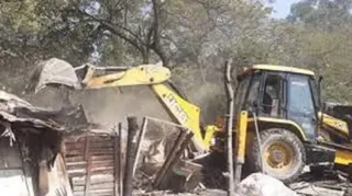 पंचकूला में फुटपाथों से अतिक्रमण हटाया गया।