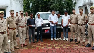 परीक्षितगढ़ थाने पर पुलिस कस्टडी में गिरफ्तार आरोपित व बरामद कार। जागरण