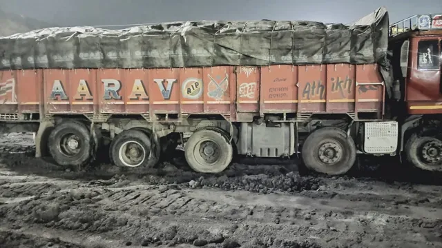 अवैध कोयला खनन पर CISF का शिकंजा: हजारीबाग, लातेहार, चतरा में बड़ी कार्रवाई, ग्रामीणों का हंगामा
