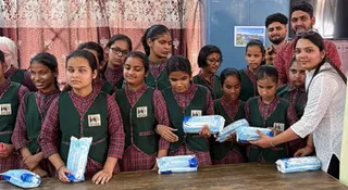 नर्सिंग ऑफिसर सिमरन कौर किशोरियों में स्वास्थ्य के प्रति जागरूकता की अलख जगा रही।