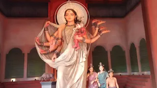 उत्तर कोलकाता के अहिरिटोला सार्वजनीन दुर्गोत्सव पूजा पंडाल में विराजमान प्रतिमा