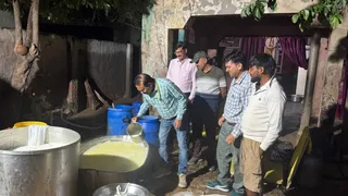 सुदेशपुर में फैक्ट्री में मिले पनीर व अन्य सामान की जांच करते अधिकारी।