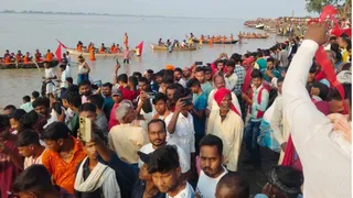 पीरपैंती के रानीदियारा गंगा घाट पर आयोजित नौका दौड़ प्रतियोगिता में भाग लेते नाविक।