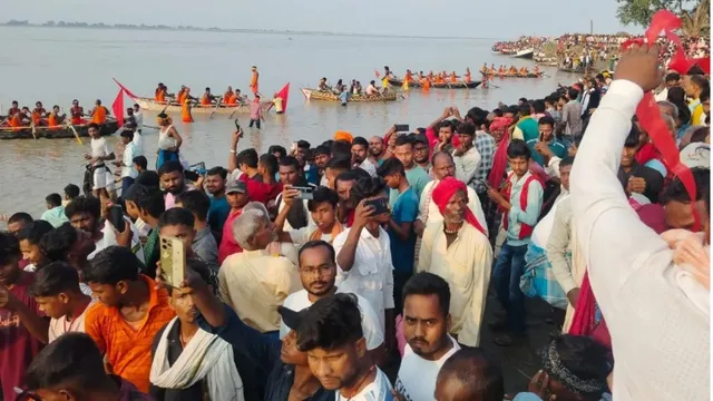 गंगा की लहरों पर रफ्तार की जंग, अंठावन दियारा का दबदबा, भागलपुर की नौका दौड़ में तीनों खिताब इसी के नाम
