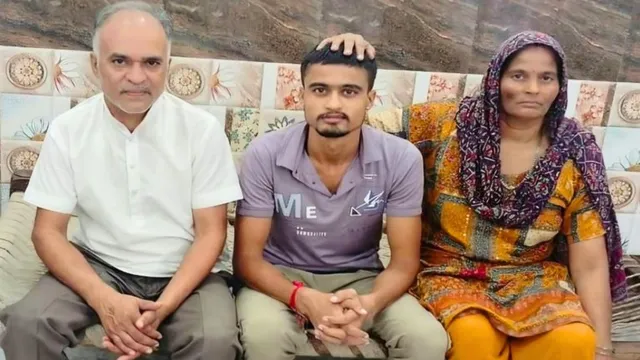 पहली रैंक लाकर यूपी पुलिस में सिपाही बना दर्जी का बेटा, घर में तिहरी खुशखबरी आने से जश्न का माहौल
