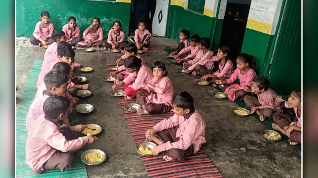 मुरादाबाद: मिड-डे मील की फोटो अपलोड करने में शहर से गांव तक सुस्ती, 1519 में से सिर्फ 279 स्कूलों से आई रिपोर्ट

